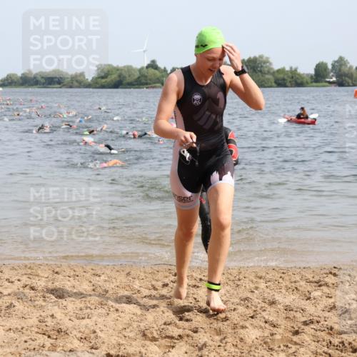 15.06.2025 - 27. Vierlanden-Triathlon Lena Gebhardt http://msf.ph/oto/8014154 15.06.2025 10:14:21 Schwimmen 482, 565, 618 meine-sportfotos.de