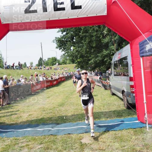 21.06.2025 - 27. Vierlanden-Triathlon MichiJ http://msf.ph/oto/8014159 15.06.2026 11:31:03 Ziel 131, 482, 546 meine-sportfotos.de