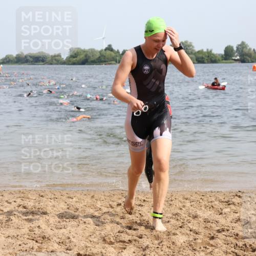 15.06.2025 - 27. Vierlanden-Triathlon Lena Gebhardt http://msf.ph/oto/8014169 15.06.2025 10:14:21 Schwimmen 482, 565, 618 meine-sportfotos.de