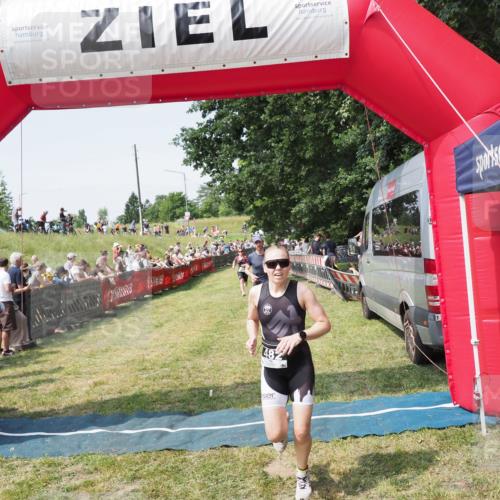 21.06.2025 - 27. Vierlanden-Triathlon MichiJ http://msf.ph/oto/8014174 15.06.2026 11:31:03 Ziel 131, 482, 546 meine-sportfotos.de