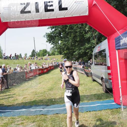 21.06.2025 - 27. Vierlanden-Triathlon MichiJ http://msf.ph/oto/8014178 15.06.2026 11:31:03 Ziel 131, 482, 546 meine-sportfotos.de