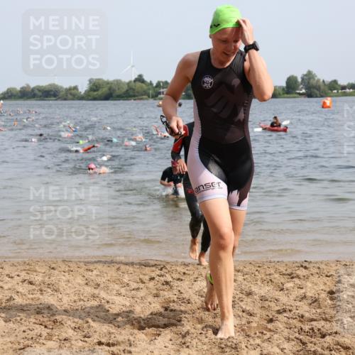 15.06.2025 - 27. Vierlanden-Triathlon Lena Gebhardt http://msf.ph/oto/8014187 15.06.2025 10:14:21 Schwimmen 482, 565, 618 meine-sportfotos.de