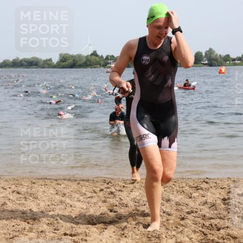 15.06.2025 - 27. Vierlanden-Triathlon Lena Gebhardt http://msf.ph/oto/8014203 15.06.2025 10:14:21 Schwimmen 482, 565, 618 meine-sportfotos.de