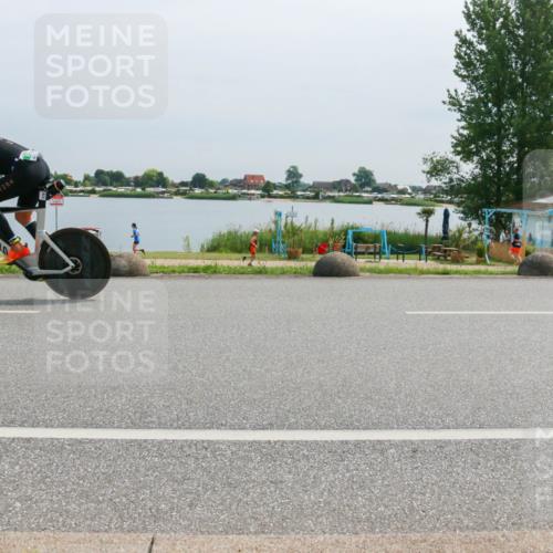 15.06.2025 - 27. Vierlanden-Triathlon H.Heesch http://msf.ph/oto/8014224 15.06.2025 11:10:09 Radfahren 130, 210, 751, 822 meine-sportfotos.de