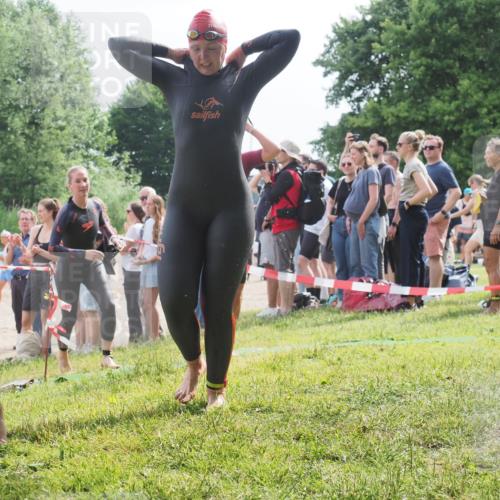 15.06.2025 - 27. Vierlanden-Triathlon KatJ http://msf.ph/oto/8014231 15.06.2025 10:15:04 Schwimmen 476, 521, 525, 528, 570, 592, 593, 597, 605, 1397 meine-sportfotos.de