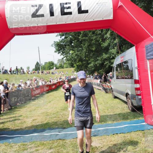 21.06.2025 - 27. Vierlanden-Triathlon MichiJ http://msf.ph/oto/8014236 15.06.2026 11:31:06 Ziel 131, 482, 546 meine-sportfotos.de