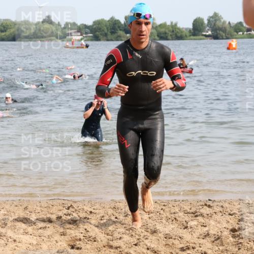 15.06.2025 - 27. Vierlanden-Triathlon Lena Gebhardt http://msf.ph/oto/8014238 15.06.2025 10:14:22 Schwimmen 482, 565, 618 meine-sportfotos.de
