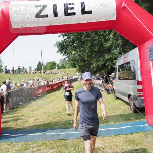 21.06.2025 - 27. Vierlanden-Triathlon MichiJ http://msf.ph/oto/8014249 15.06.2026 11:31:06 Ziel 131, 482, 546 meine-sportfotos.de