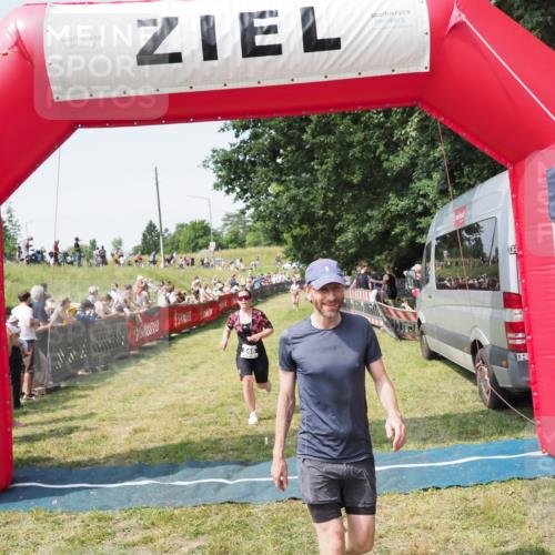 21.06.2025 - 27. Vierlanden-Triathlon MichiJ http://msf.ph/oto/8014258 15.06.2026 11:31:06 Ziel 131, 482, 546 meine-sportfotos.de