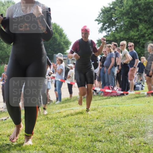 15.06.2025 - 27. Vierlanden-Triathlon KatJ http://msf.ph/oto/8014265 15.06.2025 10:15:05 Schwimmen 476, 521, 525, 528, 570, 592, 593, 597, 605, 1397 meine-sportfotos.de