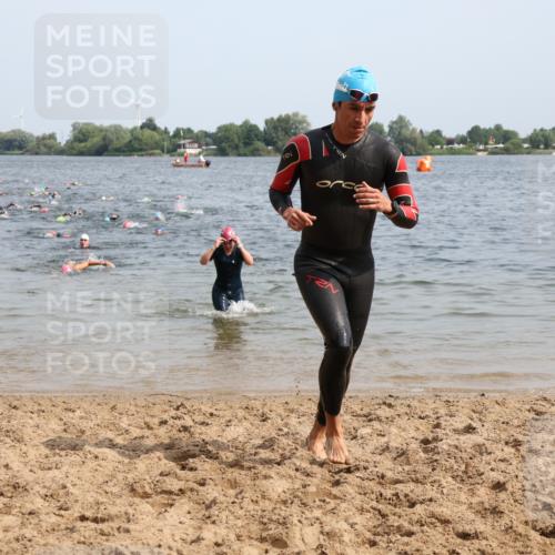 15.06.2025 - 27. Vierlanden-Triathlon Lena Gebhardt http://msf.ph/oto/8014268 15.06.2025 10:14:22 Schwimmen 482, 565, 618 meine-sportfotos.de