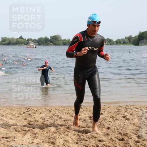 15.06.2025 - 27. Vierlanden-Triathlon Lena Gebhardt http://msf.ph/oto/8014281 15.06.2025 10:14:23 Schwimmen 482, 565, 618 meine-sportfotos.de