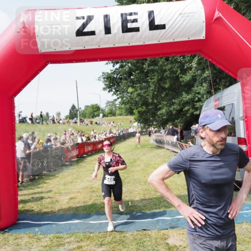 21.06.2025 - 27. Vierlanden-Triathlon MichiJ http://msf.ph/oto/8014294 15.06.2026 11:31:07 Ziel 131, 482, 546 meine-sportfotos.de