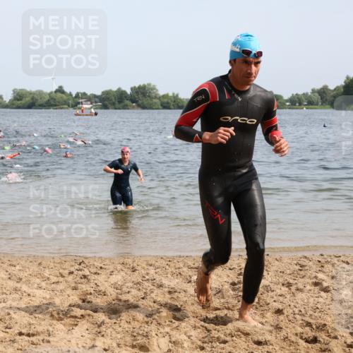 15.06.2025 - 27. Vierlanden-Triathlon Lena Gebhardt http://msf.ph/oto/8014298 15.06.2025 10:14:23 Schwimmen 482, 565, 618 meine-sportfotos.de