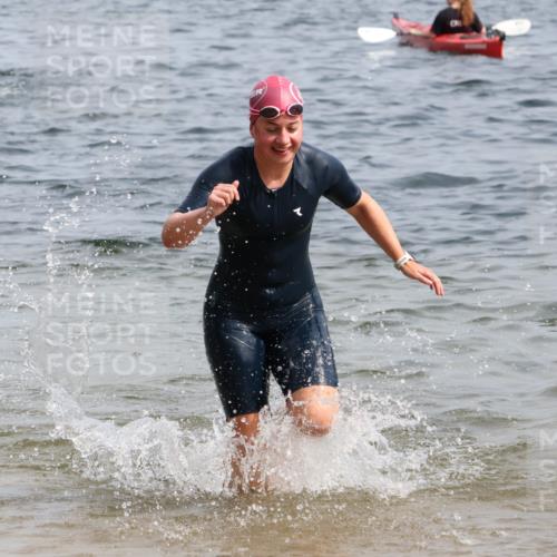 15.06.2025 - 27. Vierlanden-Triathlon Lena Gebhardt http://msf.ph/oto/8014311 15.06.2025 10:14:24 Schwimmen 482, 565, 615, 618 meine-sportfotos.de