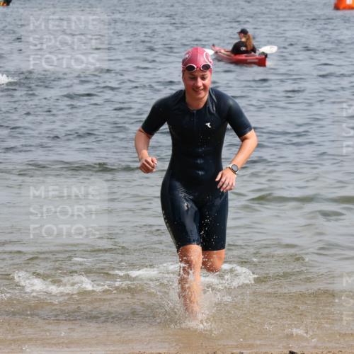 15.06.2025 - 27. Vierlanden-Triathlon Lena Gebhardt http://msf.ph/oto/8014350 15.06.2025 10:14:25 Schwimmen 482, 565, 615, 618 meine-sportfotos.de