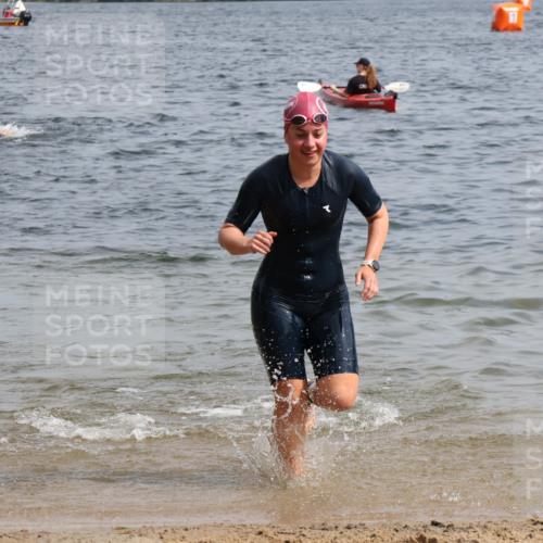 15.06.2025 - 27. Vierlanden-Triathlon Lena Gebhardt http://msf.ph/oto/8014367 15.06.2025 10:14:25 Schwimmen 482, 565, 615, 618 meine-sportfotos.de