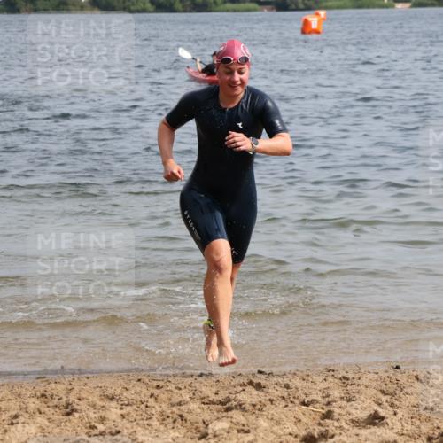 15.06.2025 - 27. Vierlanden-Triathlon Lena Gebhardt http://msf.ph/oto/8014379 15.06.2025 10:14:25 Schwimmen 482, 565, 615, 618 meine-sportfotos.de