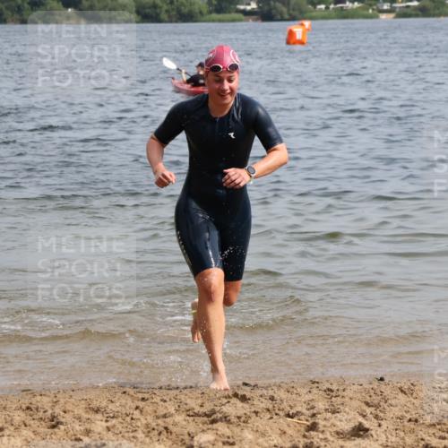 15.06.2025 - 27. Vierlanden-Triathlon Lena Gebhardt http://msf.ph/oto/8014391 15.06.2025 10:14:26 Schwimmen 482, 565, 615, 618 meine-sportfotos.de