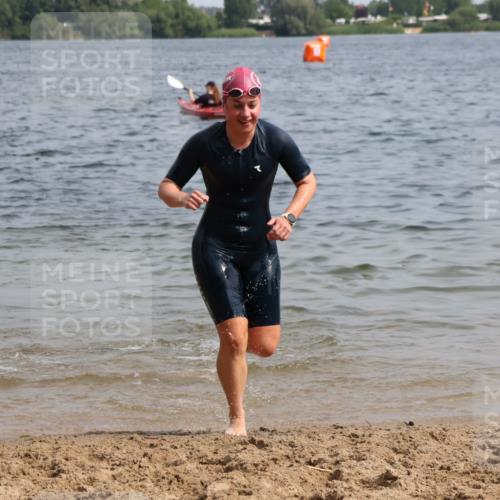 15.06.2025 - 27. Vierlanden-Triathlon Lena Gebhardt http://msf.ph/oto/8014396 15.06.2025 10:14:26 Schwimmen 482, 565, 615, 618 meine-sportfotos.de