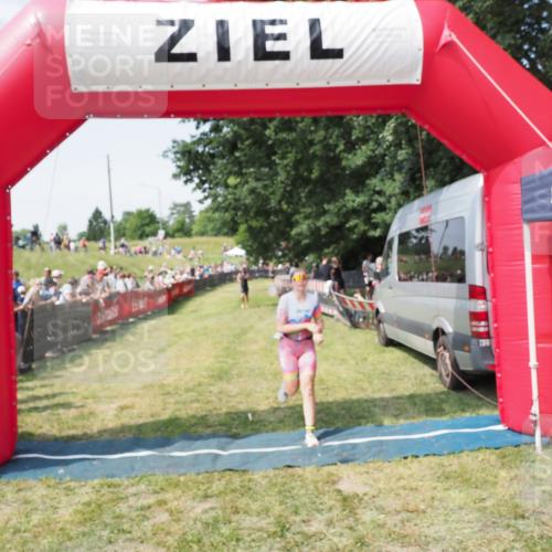 21.06.2025 - 27. Vierlanden-Triathlon MichiJ http://msf.ph/oto/8014400 15.06.2026 11:31:13 Ziel 546, 605 meine-sportfotos.de