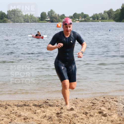 15.06.2025 - 27. Vierlanden-Triathlon Lena Gebhardt http://msf.ph/oto/8014410 15.06.2025 10:14:26 Schwimmen 482, 565, 615, 618 meine-sportfotos.de