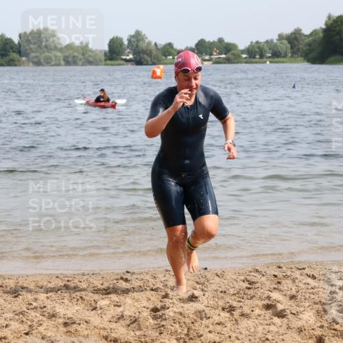 15.06.2025 - 27. Vierlanden-Triathlon Lena Gebhardt http://msf.ph/oto/8014423 15.06.2025 10:14:26 Schwimmen 482, 565, 615, 618 meine-sportfotos.de