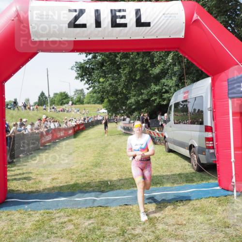 21.06.2025 - 27. Vierlanden-Triathlon MichiJ http://msf.ph/oto/8014439 15.06.2026 11:31:14 Ziel 546, 605 meine-sportfotos.de