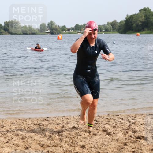 15.06.2025 - 27. Vierlanden-Triathlon Lena Gebhardt http://msf.ph/oto/8014442 15.06.2025 10:14:27 Schwimmen 482, 565, 615, 618 meine-sportfotos.de