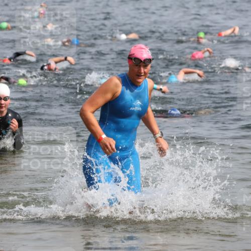 15.06.2025 - 27. Vierlanden-Triathlon Lena Gebhardt http://msf.ph/oto/8014468 15.06.2025 10:14:29 Schwimmen 482, 565, 609, 615, 618 meine-sportfotos.de