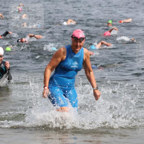 15.06.2025 - 27. Vierlanden-Triathlon Lena Gebhardt http://msf.ph/oto/8014474 15.06.2025 10:14:30 Schwimmen 482, 565, 609, 615, 618 meine-sportfotos.de