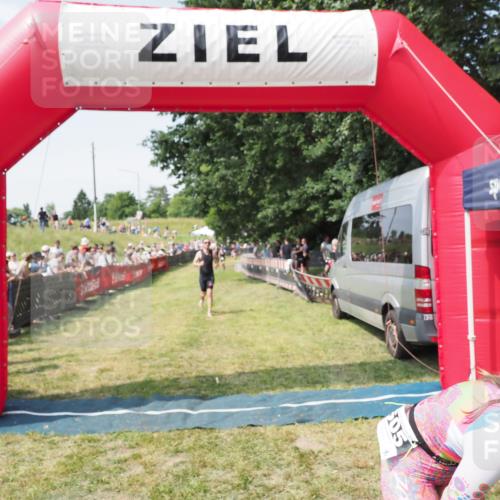 21.06.2025 - 27. Vierlanden-Triathlon MichiJ http://msf.ph/oto/8014485 15.06.2026 11:31:17 Ziel 180, 605 meine-sportfotos.de