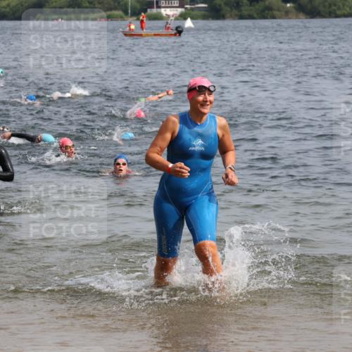 15.06.2025 - 27. Vierlanden-Triathlon Lena Gebhardt http://msf.ph/oto/8014498 15.06.2025 10:14:31 Schwimmen 482, 565, 609, 615, 618 meine-sportfotos.de
