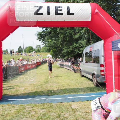 21.06.2025 - 27. Vierlanden-Triathlon MichiJ http://msf.ph/oto/8014524 15.06.2026 11:31:18 Ziel 180, 605 meine-sportfotos.de