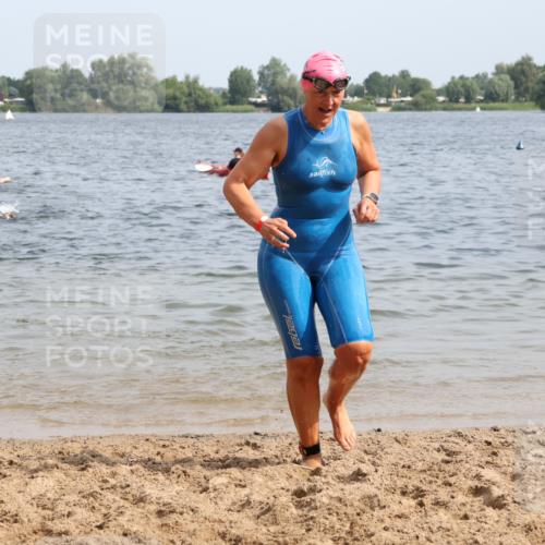 15.06.2025 - 27. Vierlanden-Triathlon Lena Gebhardt http://msf.ph/oto/8014562 15.06.2025 10:14:34 Schwimmen 546, 559, 565, 609, 615 meine-sportfotos.de