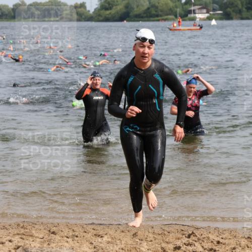 15.06.2025 - 27. Vierlanden-Triathlon Lena Gebhardt http://msf.ph/oto/8014619 15.06.2025 10:14:37 Schwimmen 546, 559, 609, 615 meine-sportfotos.de