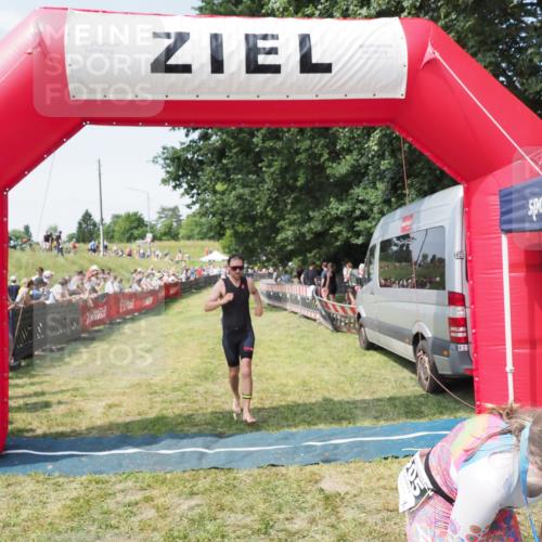 21.06.2025 - 27. Vierlanden-Triathlon MichiJ http://msf.ph/oto/8014628 15.06.2026 11:31:19 Ziel 180, 597, 605 meine-sportfotos.de