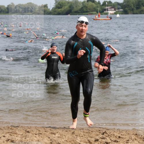 15.06.2025 - 27. Vierlanden-Triathlon Lena Gebhardt http://msf.ph/oto/8014629 15.06.2025 10:14:37 Schwimmen 546, 559, 609, 615 meine-sportfotos.de