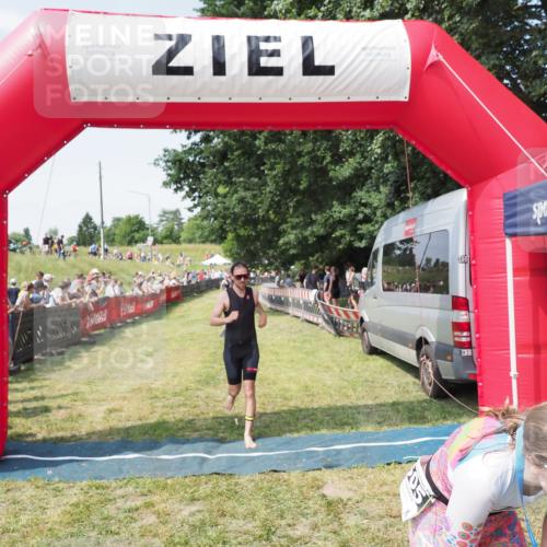 21.06.2025 - 27. Vierlanden-Triathlon MichiJ http://msf.ph/oto/8014638 15.06.2026 11:31:19 Ziel 180, 597, 605 meine-sportfotos.de