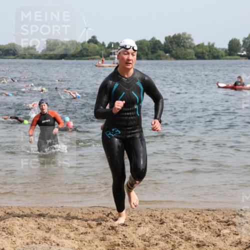 15.06.2025 - 27. Vierlanden-Triathlon Lena Gebhardt http://msf.ph/oto/8014657 15.06.2025 10:14:38 Schwimmen 546, 559, 609, 615 meine-sportfotos.de