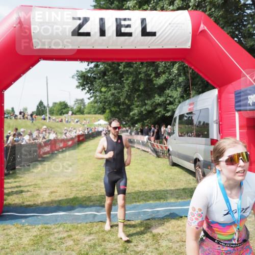 21.06.2025 - 27. Vierlanden-Triathlon MichiJ http://msf.ph/oto/8014659 15.06.2026 11:31:20 Ziel 180, 597, 605 meine-sportfotos.de