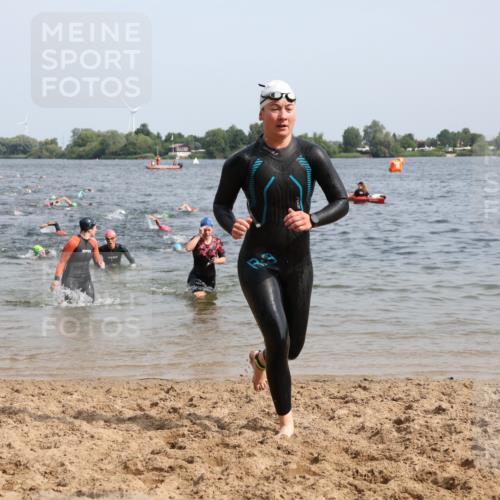 15.06.2025 - 27. Vierlanden-Triathlon Lena Gebhardt http://msf.ph/oto/8014668 15.06.2025 10:14:38 Schwimmen 546, 559, 609, 615 meine-sportfotos.de