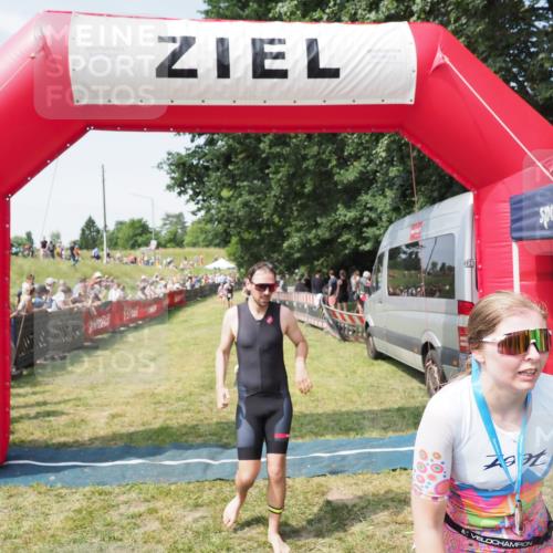 21.06.2025 - 27. Vierlanden-Triathlon MichiJ http://msf.ph/oto/8014670 15.06.2026 11:31:20 Ziel 180, 597, 605 meine-sportfotos.de
