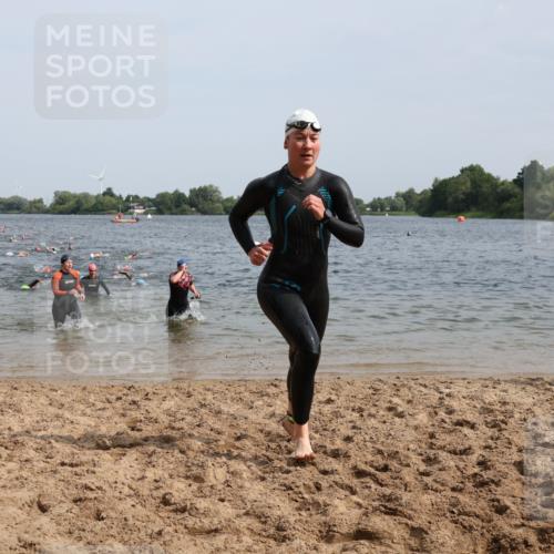 15.06.2025 - 27. Vierlanden-Triathlon Lena Gebhardt http://msf.ph/oto/8014678 15.06.2025 10:14:39 Schwimmen 546, 559, 608, 609, 615 meine-sportfotos.de