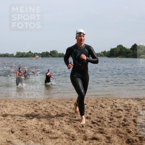 15.06.2025 - 27. Vierlanden-Triathlon Lena Gebhardt http://msf.ph/oto/8014693 15.06.2025 10:14:39 Schwimmen 546, 559, 608, 609, 615 meine-sportfotos.de