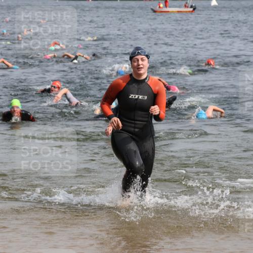 15.06.2025 - 27. Vierlanden-Triathlon Lena Gebhardt http://msf.ph/oto/8014704 15.06.2025 10:14:40 Schwimmen 546, 559, 608, 609, 615 meine-sportfotos.de