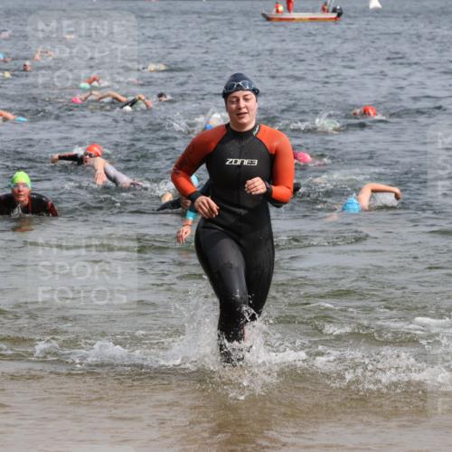 15.06.2025 - 27. Vierlanden-Triathlon Lena Gebhardt http://msf.ph/oto/8014721 15.06.2025 10:14:40 Schwimmen 546, 559, 608, 609, 615 meine-sportfotos.de