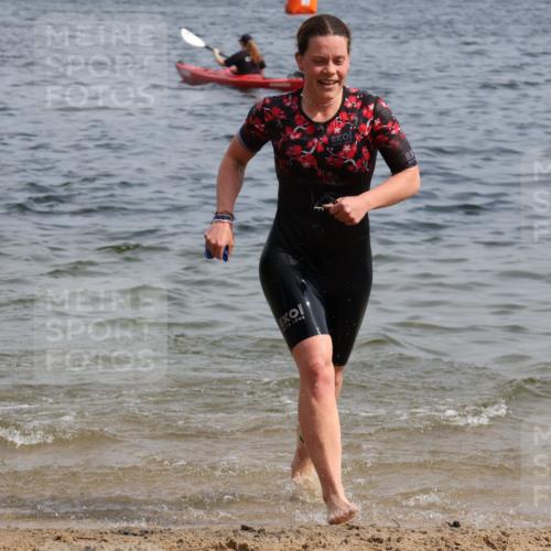 15.06.2025 - 27. Vierlanden-Triathlon Lena Gebhardt http://msf.ph/oto/8014759 15.06.2025 10:14:42 Schwimmen 546, 559, 593, 608, 609, 615 meine-sportfotos.de