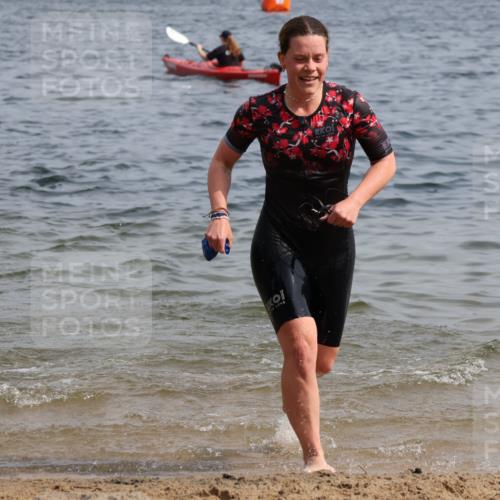 15.06.2025 - 27. Vierlanden-Triathlon Lena Gebhardt http://msf.ph/oto/8014772 15.06.2025 10:14:42 Schwimmen 546, 559, 593, 608, 609, 615 meine-sportfotos.de