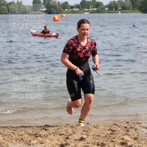 15.06.2025 - 27. Vierlanden-Triathlon Lena Gebhardt http://msf.ph/oto/8014786 15.06.2025 10:14:42 Schwimmen 546, 559, 593, 608, 609, 615 meine-sportfotos.de